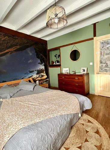 une chambre avec un lit et un tableau au mur dans l'établissement Symphony du Vivant, à Lautrec