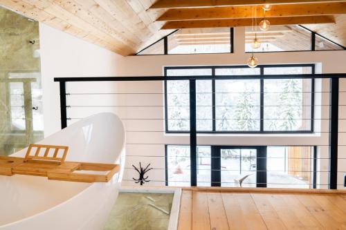 Φωτογραφία από το άλμπουμ του Leaf Loft Chalet σε Văleni-Stînişoara