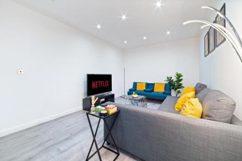 a living room with a couch and a tv at City Centre Gem - Apartment Sleeps 5 in Leicester