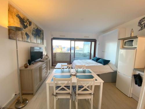 une petite pièce avec un lit, une table et des chaises dans l'établissement Appartement avec balcon, parking, au port de de PERROS-GUIREC - Réf 829, à Perros-Guirec