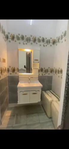 a bathroom with a sink and a mirror at بيت دار السوداء in Dār Sawdāʼ