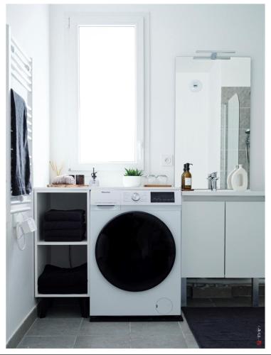 - une cuisine blanche avec lave-vaisselle et évier dans l'établissement Appart entre Paris et Disney - inclus Park et Wifi, à Champs-sur-Marne