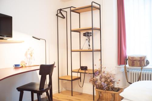 a room with a desk and a chair in a room at Gasthof Bären in Schinznach Dorf