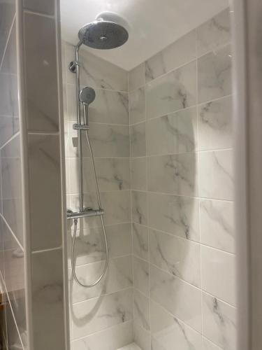 une douche avec pommeau de douche dans une salle de bain dans l'établissement ღLe Coeur d 'Ars Plein Centre,Extérieur, à Ars-en-Ré