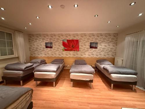 a room with four beds and a brick wall at Charmante Ferienwohnung in Garbsen Stilvoll Geräumig in Garbsen