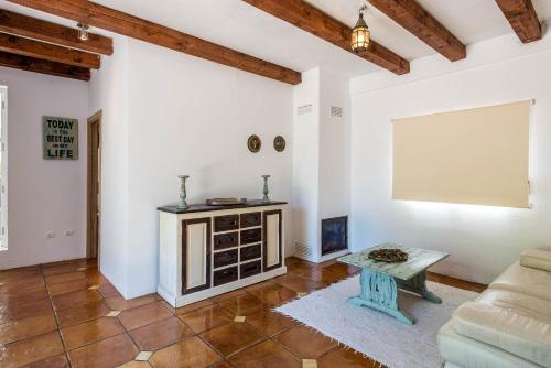 ein Wohnzimmer mit Sofa und Tisch in der Unterkunft Villa Can Secorrat in Can Furnet