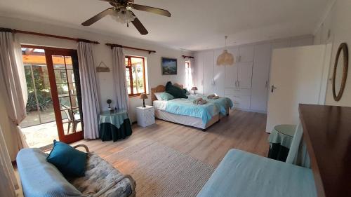 Giường trong phòng chung tại Ballykeep Cottage, Constantia