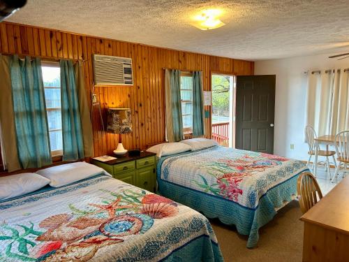 Ένα ή περισσότερα κρεβάτια σε δωμάτιο στο Driftwood Resort Bull Shoals