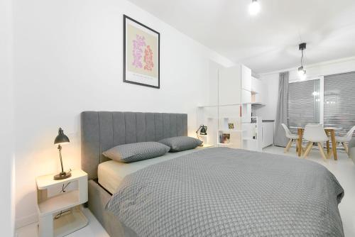 En eller flere senge i et værelse på QUEEN HOME MARY ROSE for medium rent