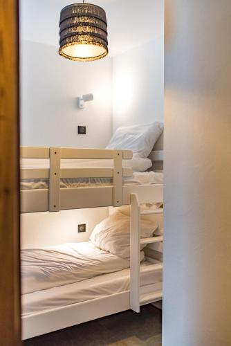 Postel nebo postele na pokoji v ubytování Appartement neuf traversant avec une grande terrasse au cœur du village - 6 personnes