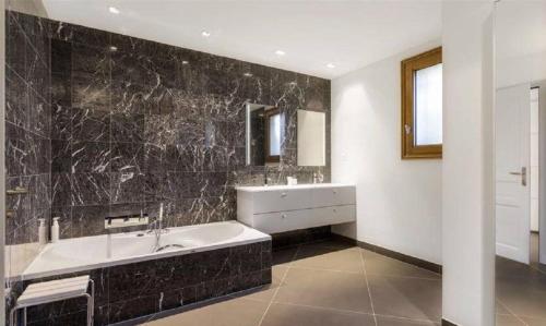 une grande salle de bain avec une baignoire et un lavabo dans l'établissement Paradise in olives grove, à Grasse