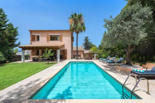 a swimming pool in front of a house at Villa Elvissa in Cielo de Bonaire 