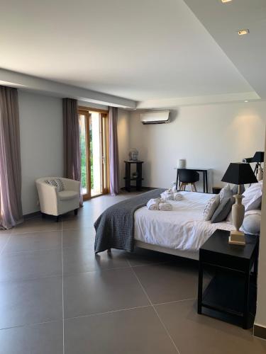 une chambre avec un grand lit et une chaise dans l'établissement Paradise in olives grove, à Grasse