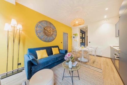 un salon avec un canapé bleu et une table dans l'établissement Amazing apartment - 2BR 6P - Gare du Nord, à Paris