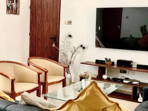 Gallery image of Modern 2-Bedroom Retreat in Adentan