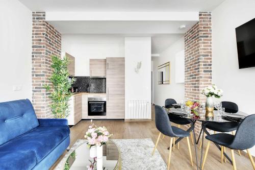 un salon avec un canapé bleu et une table dans l'établissement Superb apartment - 1BR 4P - Gare Montparnasse, à Paris