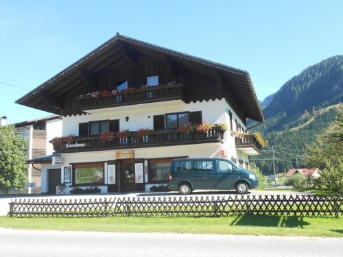 a car parked in front of a building at Ammoniten Blick - Appartement Gustav Gapp in Gosau
