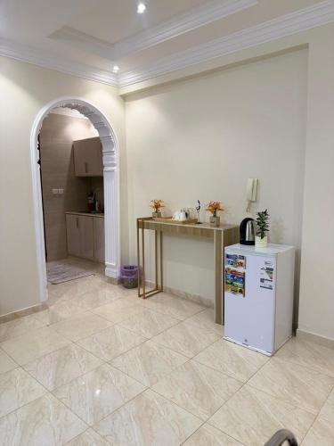 a kitchen with an archway and a white refrigerator at ضيافة بيت المدينة in Al Madinah