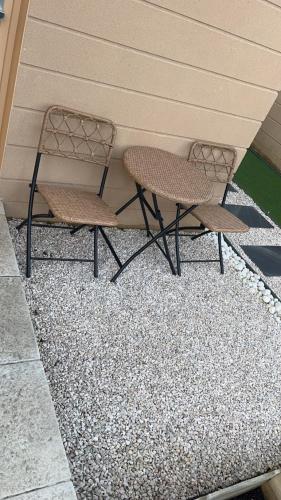 two chairs sitting next to a building at Beau studio in Élancourt