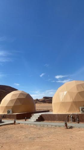Dos cúpulas en el desierto bajo un cielo azul en Amin Camp, en Wadi Rum