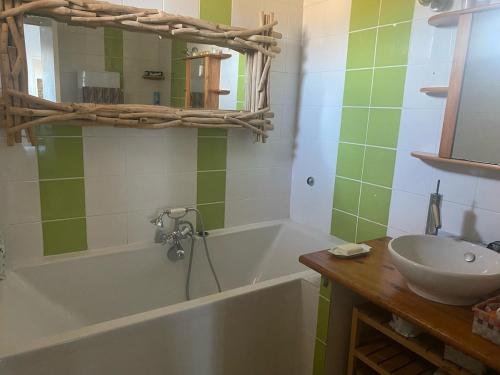 une salle de bain avec une baignoire et un lavabo dans l'établissement Agréable Duplex T3 - Coeur de Ville, à Six-Fours-les-Plages