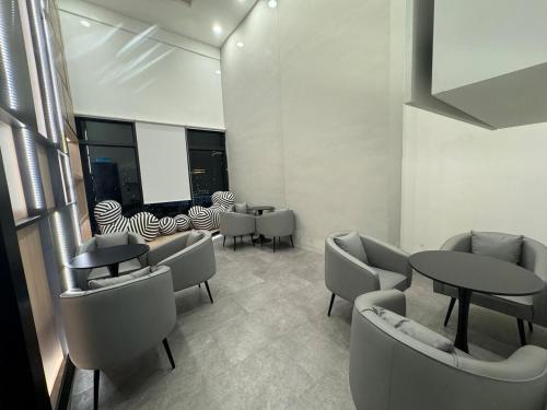 Posezení v ubytování Deluxe Suite for10 Stunning Sea &City ViewsNetflix