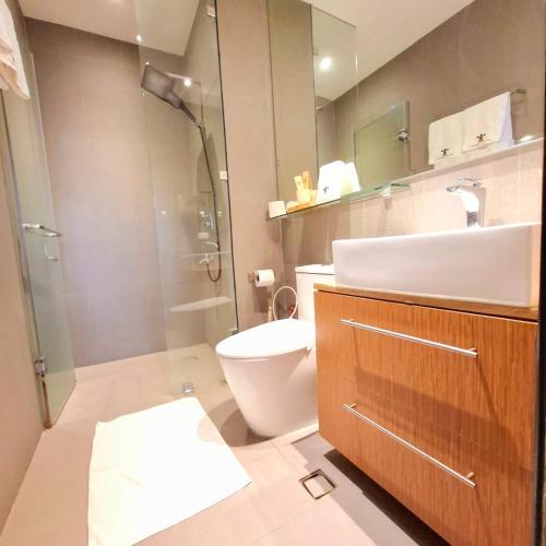 Un baño de MANILA BAYVIEW RENTAL- LUXURY AND SUPERIOR 1 - 5 BEDROOM CONDOS WITH BALCONY POOL BAYVIEWS NETFLIX - Housekeeping Available-