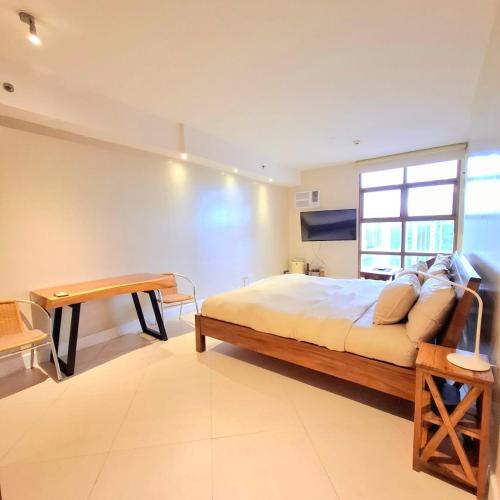 Cama o camas de una habitación en MANILA BAYVIEW RENTAL- LUXURY AND SUPERIOR 1 - 5 BEDROOM CONDOS WITH BALCONY POOL BAYVIEWS NETFLIX - Housekeeping Available-