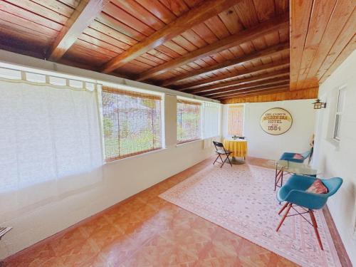 Ruang duduk di Quinn`s Riverside Retreat