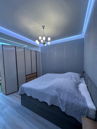 une chambre avec un lit avec un éclairage bleu dans l'établissement NEUES Apartment in Löhne, 50qm mit Moderner Küche, Boxspringbett und vieles mehr, à Löhne