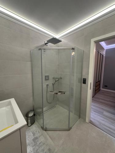 une douche en verre dans une salle de bain avec un lavabo dans l'établissement NEUES Apartment in Löhne, 50qm mit Moderner Küche, Boxspringbett und vieles mehr, à Löhne