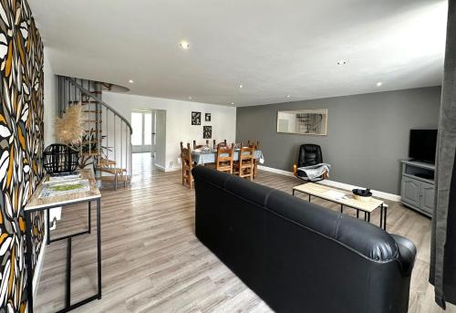 un salon avec un canapé et une salle à manger dans l'établissement La Casa de Mike, à Mohon