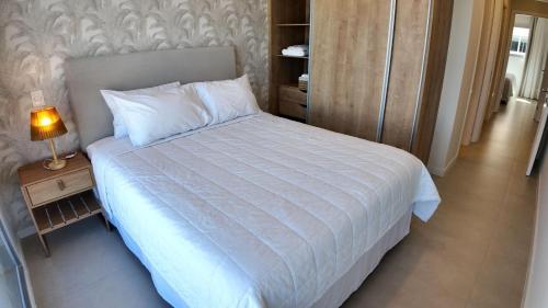 Rúm í herbergi á HOUZE - Stay & Residences by AVA