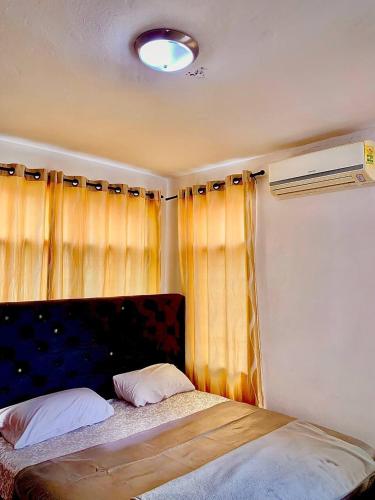 Gallery image of Modern 2-Bedroom Retreat in Adentan