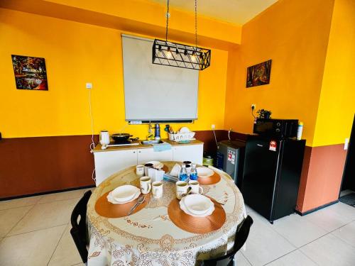 Kuchyň nebo kuchyňský kout v ubytování Deluxe Suite for10 Stunning Sea &City ViewsNetflix