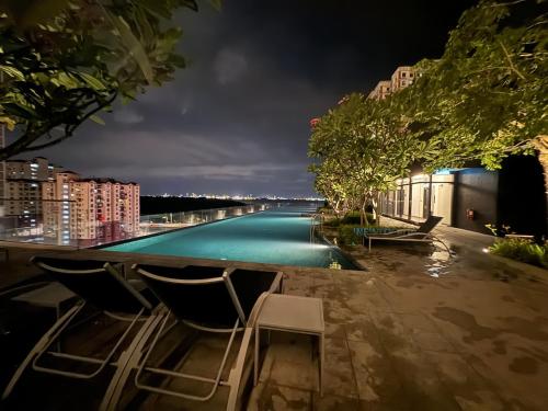 Bazén v ubytování Deluxe Suite for10 Stunning Sea &City ViewsNetflix nebo v jeho okolí