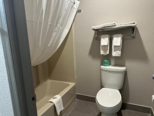 Un baño de Days Inn by Wyndham Huntington
