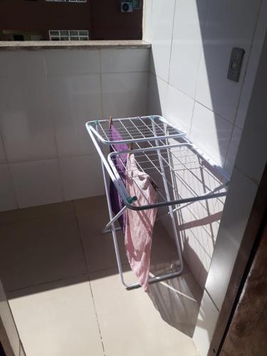 a ham in a rack in a refrigerator at Arbricot in Rio das Ostras