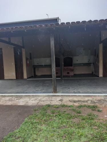 an empty building with a pole in front of it at Arbricot in Rio das Ostras