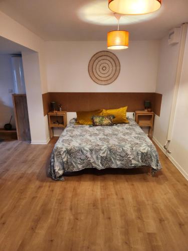 Una cama o camas en una habitación de L'escale Solognote