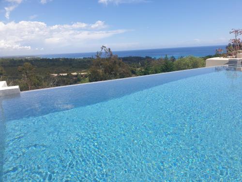 une piscine avec vue sur l'océan dans l'établissement Maison au calme avec vue magnifique, à Sari-Solenzara