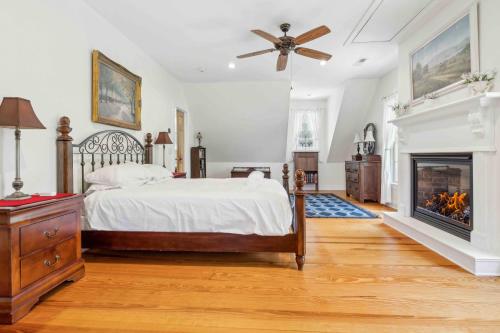 Una cama o camas en una habitación de Spacious Home with Foosball PingPong and Gym