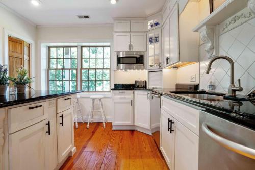 Una cocina o cocineta en Spacious Home with Foosball PingPong and Gym