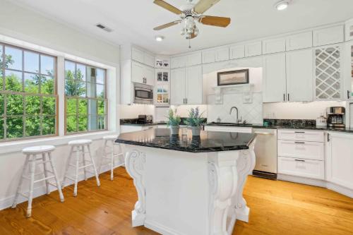 Una cocina o cocineta en Spacious Home with Foosball PingPong and Gym