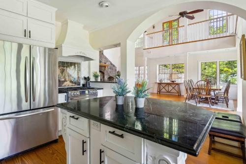 Una cocina o cocineta en Spacious Home with Foosball PingPong and Gym