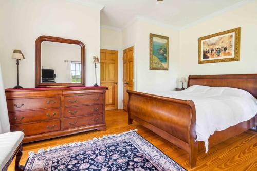 Una cama o camas en una habitación de Spacious Home with Foosball PingPong and Gym