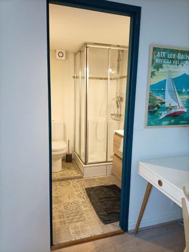 une salle de bain avec une douche, un lavabo et des toilettes dans l'établissement Le pied-à-terre des bains, à Aix-les-Bains