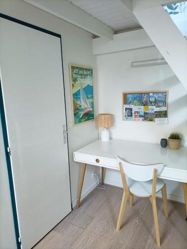 - un bureau blanc et une chaise dans la chambre dans l'établissement Le pied-à-terre des bains, à Aix-les-Bains
