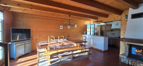 une cuisine avec une table en bois et une cheminée dans l'établissement Gite Douce Quiétude, à Barbey-Séroux