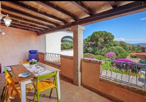a patio with a table and chairs on a balcony at Appartamento pittulongu in Olbia